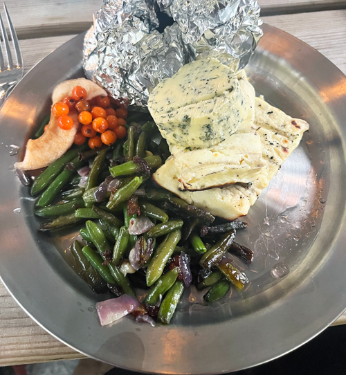 Grillost med nässelsås, frästa gröna bönor, picklade rönnbär och bakad potatis