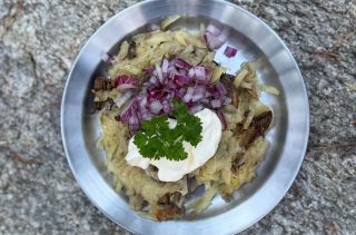 Råraka gjord på potatis och trattkantareller serveras med rödlök och créme fraiche