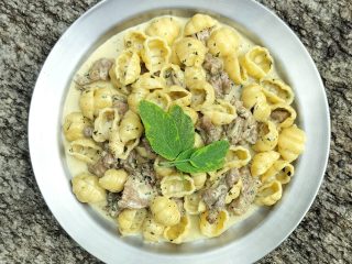 Pasta med vildsvinskav smaksatt med salvia och svinmolla