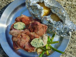 Grillad vildsvinskarré med ramslökssmör, frästa gröna bönor med bakad potatis