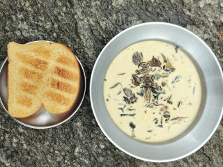 Svampsoppa på champinjon, trattkantareller med rostatbröd
